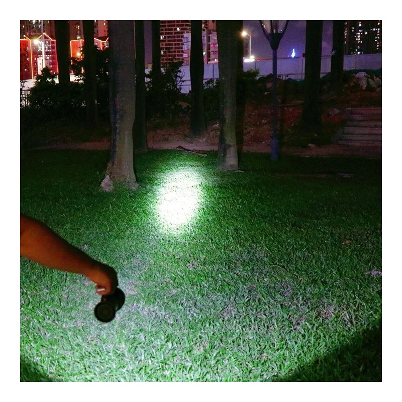 Latarka z uchwytem LED XML-T6 ZOOM XXL