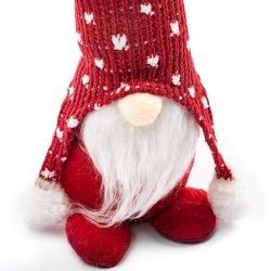 Skrzat świąteczny w czapce w pomponami