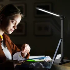 Lampka na biurko LED z ładowaniem USB Czarna