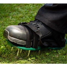 Areator wertykulator do napowietrzania trawników w formie nakładek na buty 2 sztuki