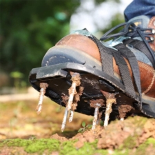 Areator wertykulator do napowietrzania trawników w formie nakładek na buty 2 sztuki