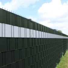 Taśma ogrodzeniowa do paneli ogrodzeniowych 19cm x 35m 450g/m2 Ciemny Zielony + 20 Klipsów