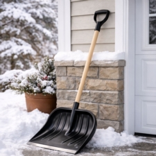 Łopata do śniegu z drewnianym trzonkiem