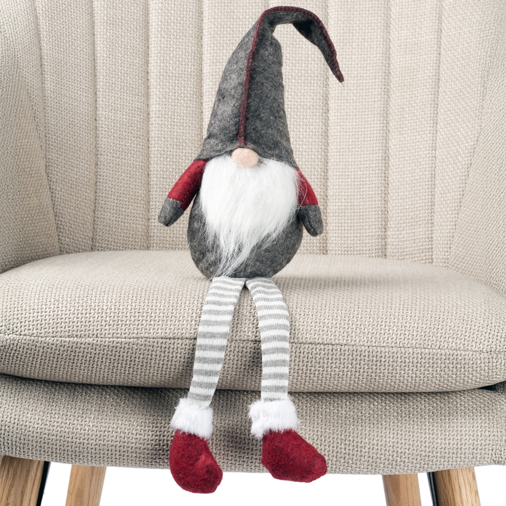 Skrzat świąteczny siedzący gnom z długimi zwisającymi nogami