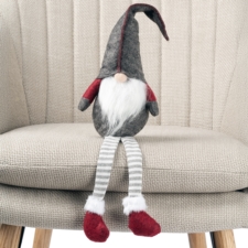 Skrzat świąteczny siedzący gnom z długimi zwisającymi nogami