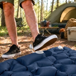 Materac turystyczny jednoosobowy dmuchany z wbudowaną pompką 60x190cm Granatowy