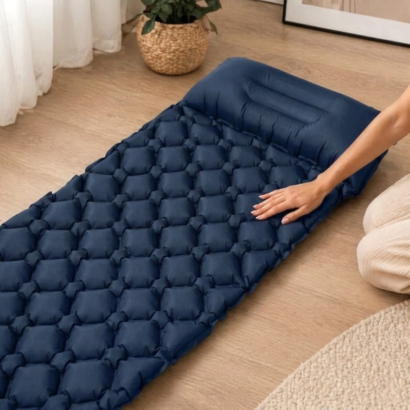 Materac turystyczny jednoosobowy dmuchany z wbudowaną pompką 60x190cm Granatowy