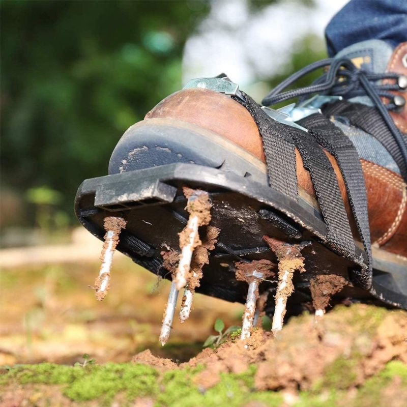 Areator wertykulator do napowietrzania trawników w formie nakładek na buty 2 sztuki