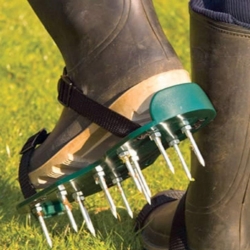 Areator wertykulator do napowietrzania trawników w formie nakładek na buty 2 sztuki