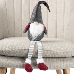 Skrzat świąteczny siedzący gnom z długimi zwisającymi nogami