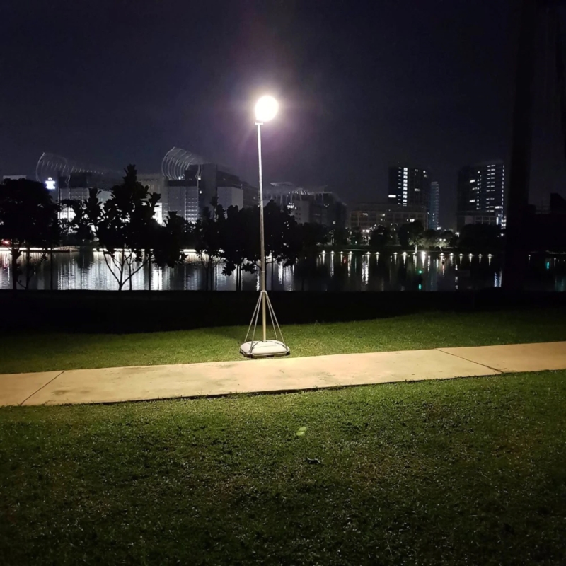 Lampa solarna naścienna LED 600W 69x34cm