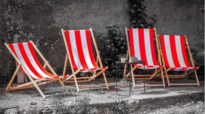  Leżaki składane vs klasyczne – co wybrać na urlop?