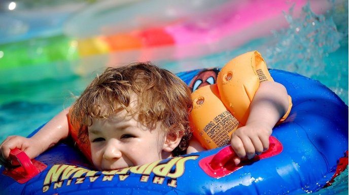  Jak bezpiecznie korzystać z basenu z dzieckiem?