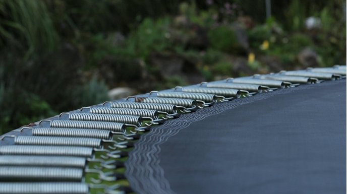  Jak zamontować trampolinę i zabezpieczyć ją przed przewróceniem?