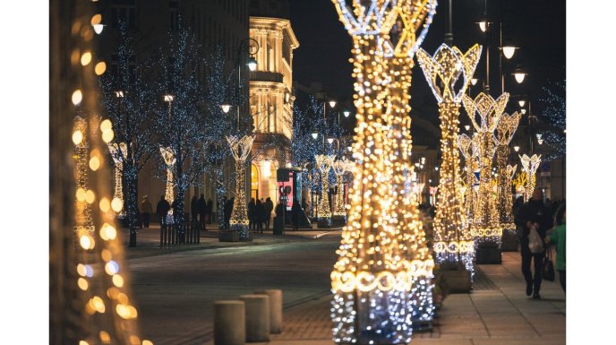  Oświetlenie świąteczne zewnętrzne - przygotuj ogród się na święta!