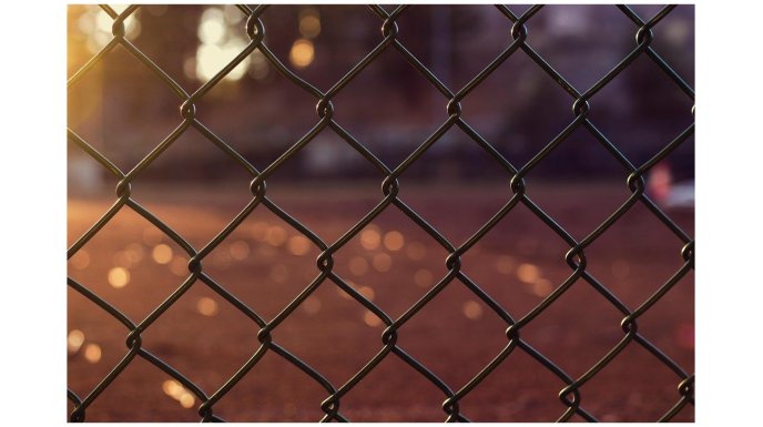  Jak zamontować klipsy do taśmy ogrodzeniowej?