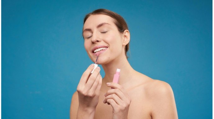  Jakie akcesoria do makijażu są niezbędne w każdej kosmetyczce?