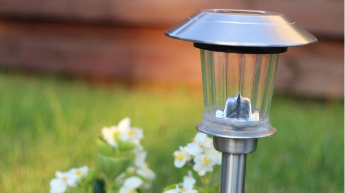  Czy lampy solarne działają także w pochmurne dni?