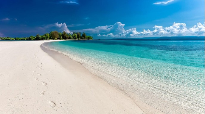 Co zabrać do torby termicznej na plażę?