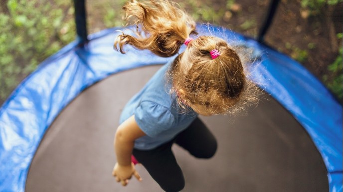 Czy trampolina to dobry sposób na aktywność latem dla dzieci?
