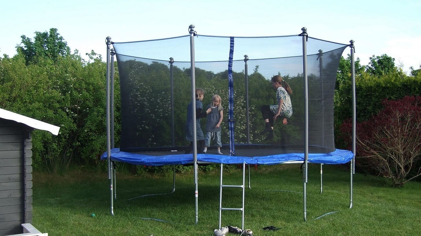 Jak wybrać bezpieczną trampolinę do ogrodu? Jak wybrać bezpieczną trampolinę do ogrodu?