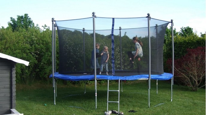 Jak wybrać bezpieczną trampolinę do ogrodu?