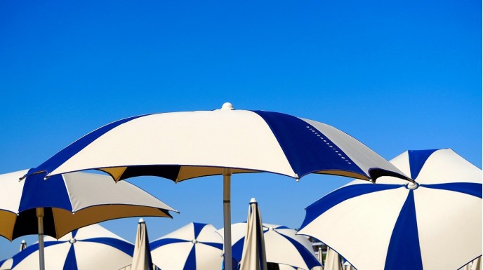 Czym różni się parasol na wysięgniku od klasycznego?