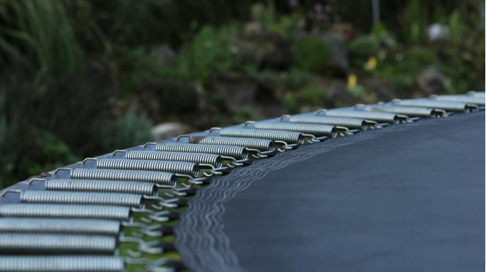 Jak zamontować trampolinę i zabezpieczyć ją przed przewróceniem?