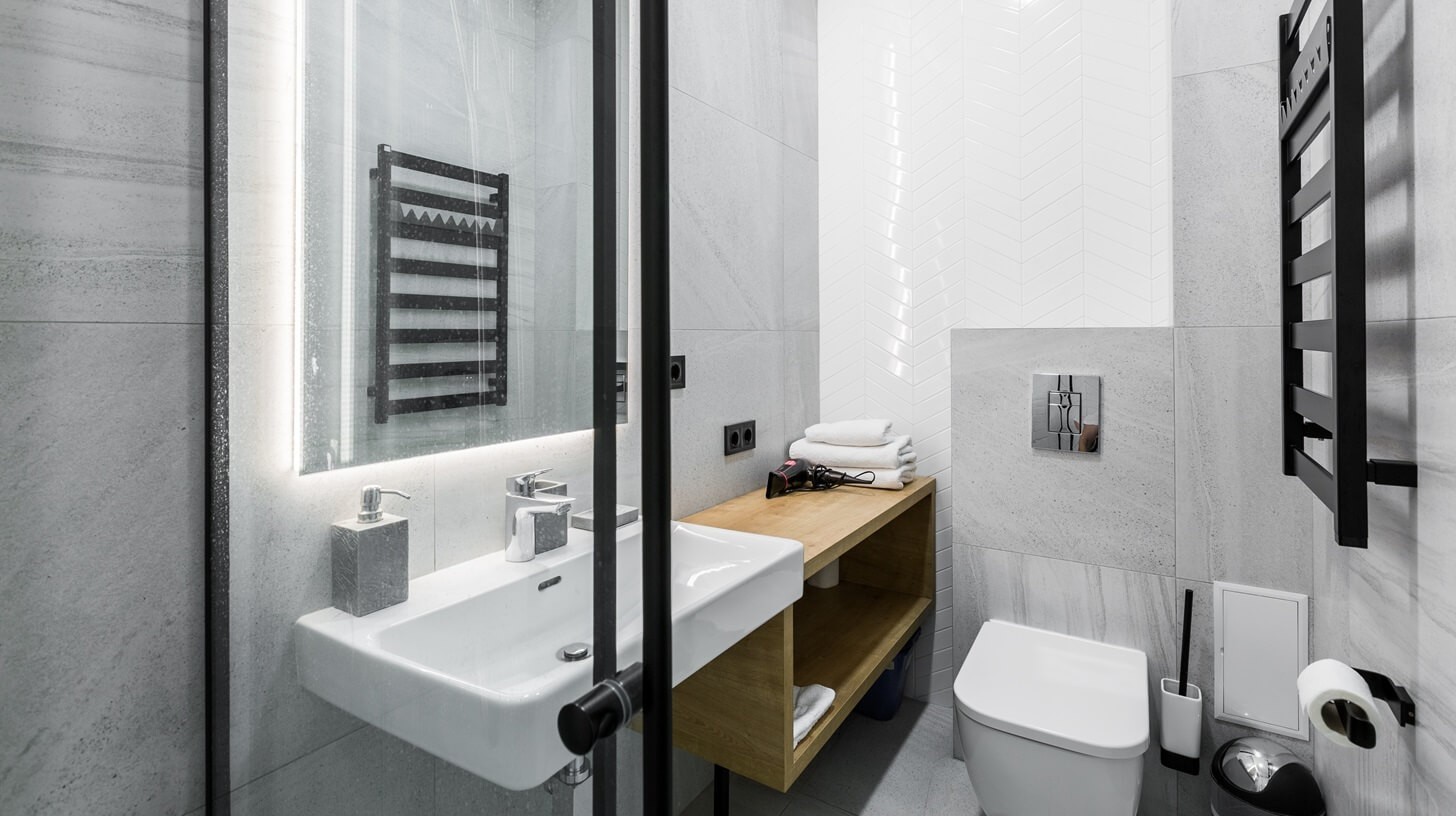 Jak zorganizować przestrzeń w małej łazience – praktyczne akcesoria i triki