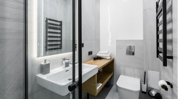 Jak zorganizować przestrzeń w małej łazience – praktyczne akcesoria i triki